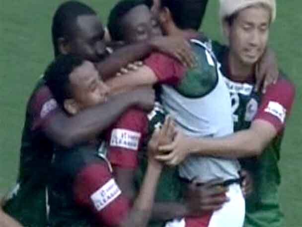 Mohun Bagan defeats arch-rival East Bengal 1-0 in I-League derby ইস্টবেঙ্গলকে ১-০ গোলে হারিয়ে আইলিগের প্রথম ডার্বি জিতল মোহনবাগান