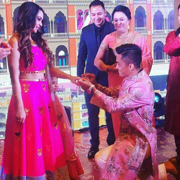 সোমবার সন্ধ্যায় একেবারে ঘোড়ায় চড়ে বিয়ের মঞ্চে হাজির হলেন ভারতীয় ফুটবলের পোস্টার বয়। 