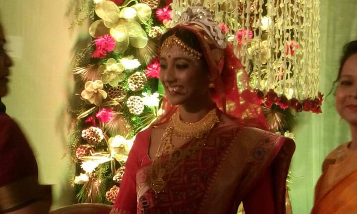 প্রেম পেল পরিণতি। ভালবাসার মানুষটির সঙ্গে নতুন জীবন শুরু করলেন পাওলি দাম। কলকাতার এক পাঁচতারা হোটেলে সম্পন্ন হল পাওলি এবং অর্জুন দেবের বিয়ের অনুষ্ঠান। গুয়াহাটির ব্যবসায়ী অর্জুন দেবের সঙ্গে দাম্পত্য জীবনে পা রাখলেন পাওলি। এদিন সকালেই পাওলির গায়ে হলুদের অনুষ্ঠানে উপস্থিত ছিলেন ঘনিষ্ঠ বন্ধু ও আত্মীয়রা।