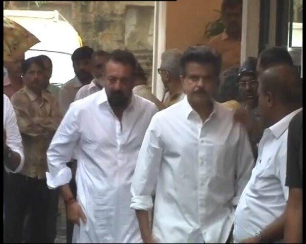 শশী কপূরের মৃত্যুতে শোকাচ্ছন্ন টিনসেল টাউন। সোশ্যাল মিডিয়ায় শোক জ্ঞাপন করেছেন অমিতাভ বচ্চন, সৌমিত্র চট্টোপাধ্যায়ও।