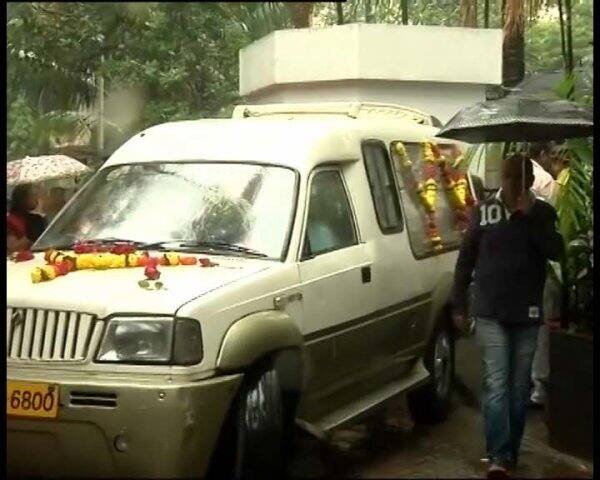 এদিন শশী কপূরকে রাষ্ট্রীয় মর্যাদা দেওয়া হয়। দুপুর ১২টা নাগাদ সম্পন্ন হয় তাঁর শেষকৃত্য। 