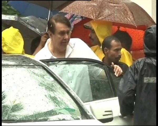 সাইক্লোন অক্ষী-র ভ্রুকুটি উপেক্ষা করে বহু মানুষ জড়ো হন তাঁদের প্রিয় অভিনেতাকে  শেষ বিদায় জানাতে।