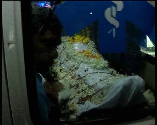 পৌনে ১২টা নাগাদ অভিনেতা-প্রযোজের নিথর দেহ জুহুর বাসভবন থেকে শ্মশানে নিয়ে যাওয়া হয়।