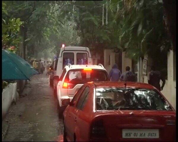 প্রথা শেষ হওয়ার পর তেরঙা সরিয়ে নেওয়া হয়। এরপর পালিত হয় এক মিনিটের নীরবতা।