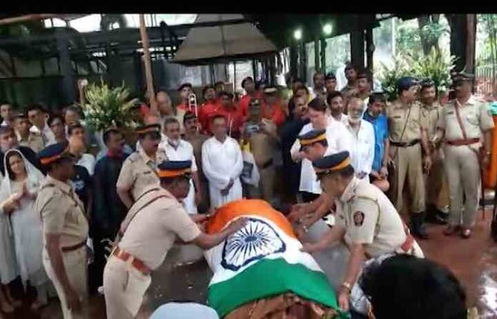 প্রায় এক ডজন পুলিশকর্মী প্রয়াত অভিনেতার দেহকে তেরঙায় মুড়ে দেন। পরে, তিনবার গান স্যালুট দেওয়া হয় শশী কপূরকে।