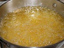 স্বামীর বিবাহবহির্ভূত সম্পর্ক, শাস্তি দিতে গোপনাঙ্গে গরম তেল ঢাললেন স্ত্রী