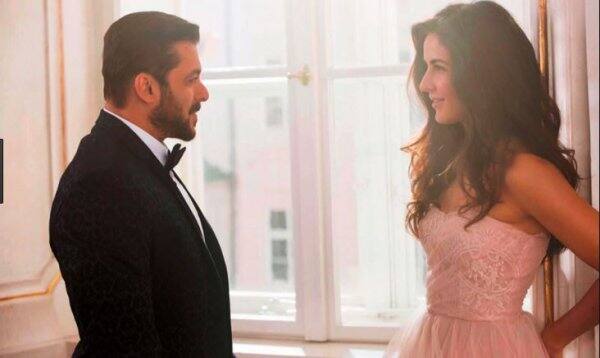 এ ধরনের রিয়েলিটি শো-তে বলিউডের কোনও তারকা এলে তাঁরই কিছু জনপ্রিয় গানে প্রতিযোগীরা পারফর্ম করে থাকেন। এরকমটাই এই শো-তেও হয়েছিল। এক প্রতিযোগী সলমনে ‘তেরে নাম’ সিনেমার একটি গানে পারফর্ম করেন। আর তা দেখে আবেগবিহ্বল হয়ে পড়েন ক্যাটরিনা। কেঁদে ফেলেন তিনি। 