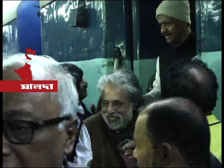 TMC delegation visit Afrazul Khan’s house in Malda রাজস্থানে খুন আফরাজুলের বাড়িতে তৃণমূল সাংসদ ও মন্ত্রীরা, দেওয়া হল আর্থিক সাহায্যের চেক