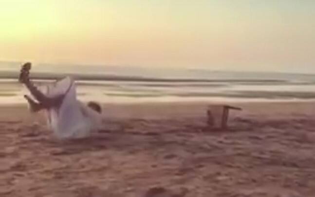 দেখুন! গোল্ড ছবির শ্যুটিং শেষ, আনন্দে ধুতি-কুর্তা পরা অক্ষয়ের ডিগবাজি WATCH: Akshay Kumar does somersault in dhoti-kurta to celebrate wrap up of Gold দেখুন! গোল্ড ছবির শ্যুটিং শেষ, আনন্দে ধুতি-কুর্তা পরা অক্ষয়ের ডিগবাজি