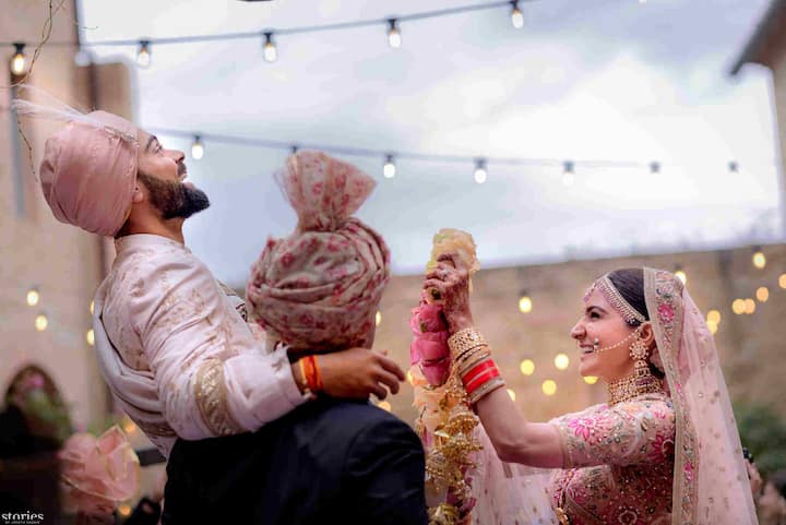 শেষ পর্যন্ত মিলান থেকে ঘন্টা তিনেক দূরে তাস্কানিতে এই বিয়ে হল। বিয়ের পরই বিয়ের ছবি টুইট করেন নবদম্পতি। মালাবদলের ছবি থেকে বিয়ের আসরের ছবি, বিরাট ও অনুষ্কা টুইট করেন আলাদা। তবে টুইটে দুজনেরই মন্তব্য এক। 