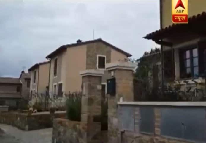 বিয়ের জন্য বেছে নেওয়া হয়েছিল ‘বর্গ ফিনোচ্চিয়েতো’। সিয়েনা থেকে ৩০ মিনিটের পথ। তাসকানির চিত্রময় নিসর্গের মধ্যে বিলাস-বহুল দুর্গ। যাকে ঘিরে নীলে-সবুজে মিলে-মিশে একাকার। 