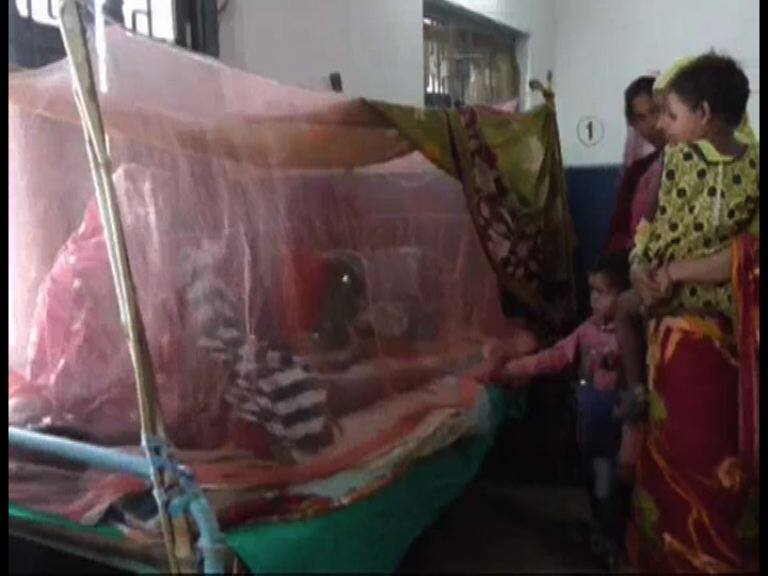class three student fell into the hot kadai in school, has been hospitalized স্কুলের মধ্যে মিড ডে মিল রান্নার সময় ফুটন্ত কড়াইতে পড়ে জখম তৃতীয় শ্রেণির ছাত্রী