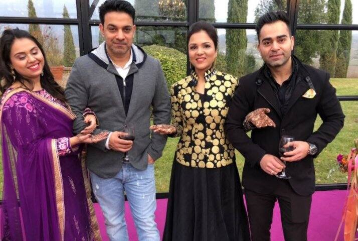 শোনা যাচ্ছে, বিরাট-অনুষ্কার বিয়েতে আমন্ত্রিতের সংখ্যা ছিল মাত্র ৪৪। বিরাটের মা সরোজ, দিদি ভাবনা ছিলেন। আর ছিলেন অনুষ্কার বাবা মা অজয় কুমার ও অসীমা। আর দাদা কার্ণেশ। 