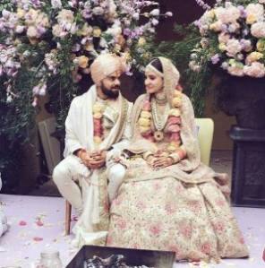 দেখুন! বিয়ের পর অনুষ্কার কনকাঞ্জলি, বিরাটের হাত ধরে চললেন শ্বশুরবাড়ি