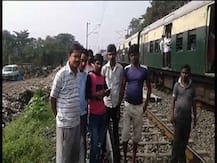 দমদম ক্যান্টনমেন্ট স্টেশনে রেল অবরোধের জেরে ব্যাহত ট্রেন চলাচল, ৫০ মিনিট পর উঠল অবরোধ