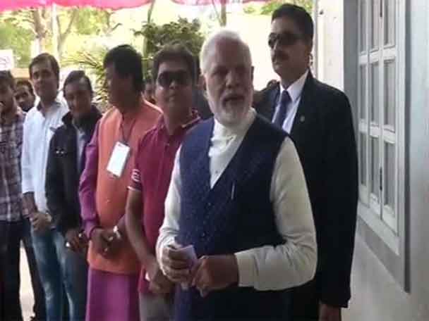 LIVE: চলছে চূড়ান্ত দফার গুজরাত ভোট, আমদাবাদে লাইনে দাঁড়িয়ে ভোট দিলেন প্রধানমন্ত্রী