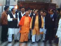 সে কী ! বিধানসভায় হাতে হাত ধরে ঢুকলেন যোগী আদিত্যনাথ ও আজম খান, ভিডিও ভাইরাল