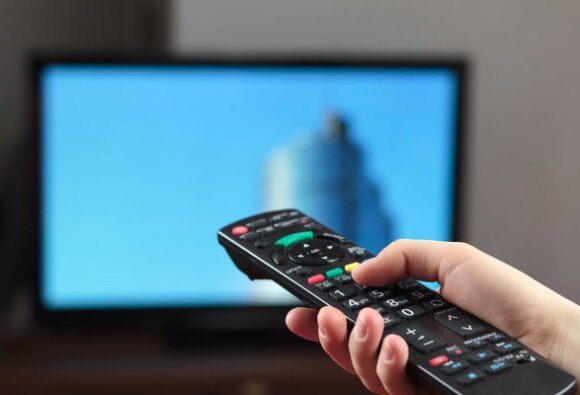 Watching TV for a long time can increase the chance of heart attack and stroke দিনে ২ ঘণ্টার বেশি টিভি দেখেন? হতে পারে হার্ট অ্যাটাক বা স্ট্রোক