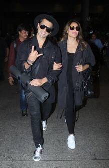 মুম্বই বিমানবন্দরে কর্ণ-বিপাশা