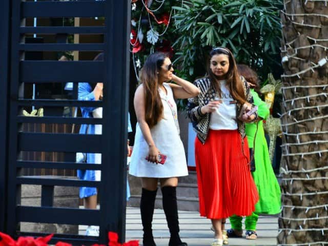 মুম্বইয়ের এক জনপ্রিয় রেস্তোঁরার বাইরে রানি মুখোপাধ্যায়। 