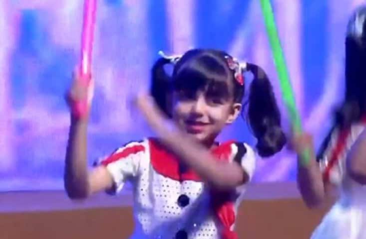 দেখুন: মায়ের হাত ছেড়ে সহপাঠীর সঙ্গে নাচ আরাধ্যার, ভিডিও তুললেন ঐশ্বর্য aishwarya rai dances with daughter aaradhya but she only wants buddy: watch video দেখুন: মায়ের হাত ছেড়ে সহপাঠীর সঙ্গে নাচ আরাধ্যার, ভিডিও তুললেন ঐশ্বর্য