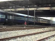 দেরিতে ট্রেন চলার অভিযোগে গুসকরা স্টেশনে যাত্রীদের অবরোধ, বন্ধ বর্ধমান-রামপুহাট শাখার রেল পরিষেবা