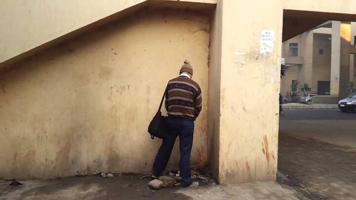 Two men thrashed, attacked with blade for open urination in north Delhi প্রকাশ্যে মূত্রত্যাগের অপরাধে দিল্লিতে ২ ব্যক্তির ওপর ব্লেড হামলা