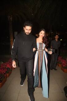 দেখুন! ঐশ্বর্যা ও অভিষেক হাঁটছেন, পরস্পরের হাত ধরে