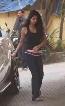 জিমের বাইরে ক্যামেরাবন্দি শাহরুখ-কন্যা সুহানা...