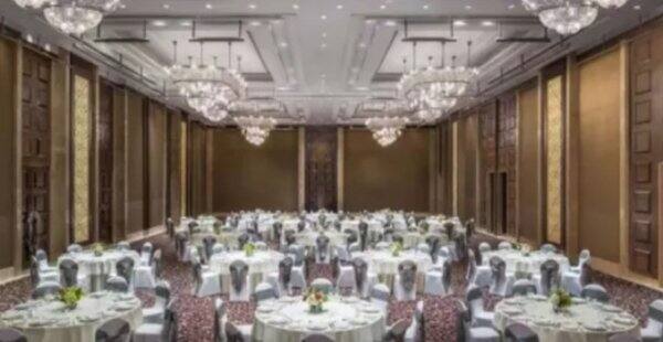 হোটেলে অতিথিদের জন্য এলাহি আয়োজন করা হয়েছে।