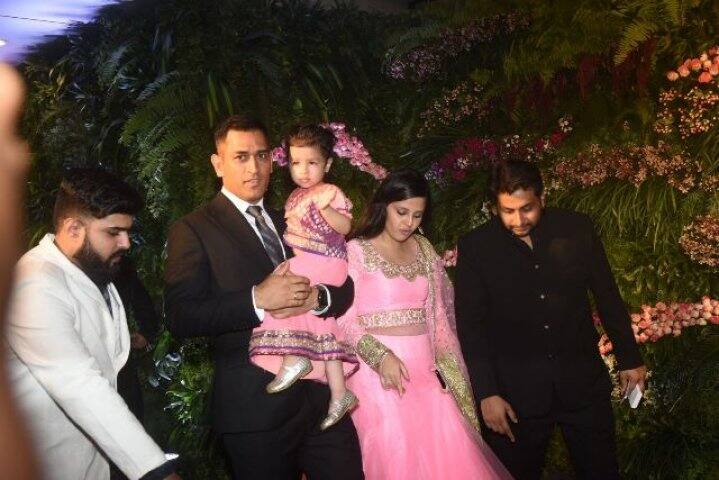 সপরিবারে হাজির হলেন মহেন্দ্র সিংহ ধোনি। 