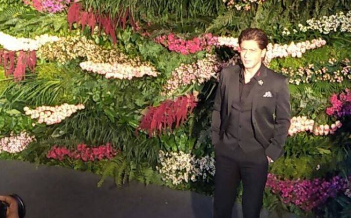 উপস্থিত হলেন শাহরুখ খান।