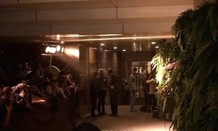 পার্টি হচ্ছে বিলাসবহুল সেন্ট রেগিস হোটেলে।