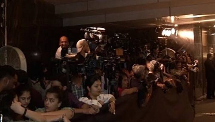 সেখানে কার্যত চাঁদের হাট বসেছে। উপস্থিত ক্রিকেট ও বলিউডের হুজ-হু’রা।