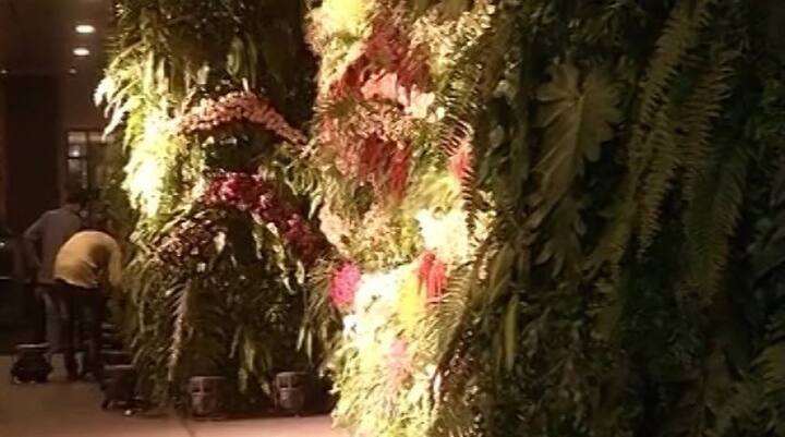 রিসেপশনের জন্য ফুল দিয়ে মুড়িয়ে দেওয়া হয়েছে হোটেলের লবি।