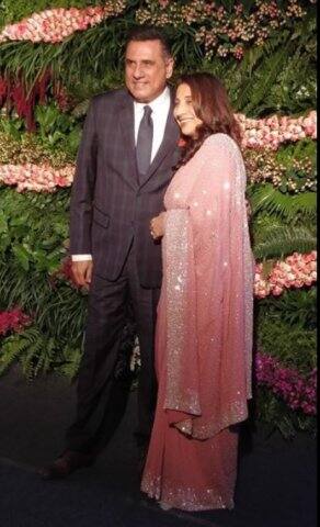 বিরাট ও অনুষ্কাকে বেস্ট উইশেস দিতে সবার আগে সস্ত্রীক হাজির হন অভিনেতা বোমান ইরানি।