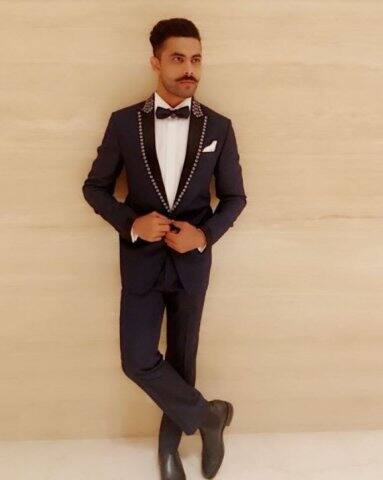 নিজস্ব ঢঙে দেখা যায় ‘স্যর’ জাডেজাকে।