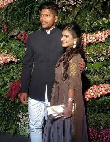  উপস্থিত সস্ত্রীক ক্রিকেটার উমেশ যাদব।