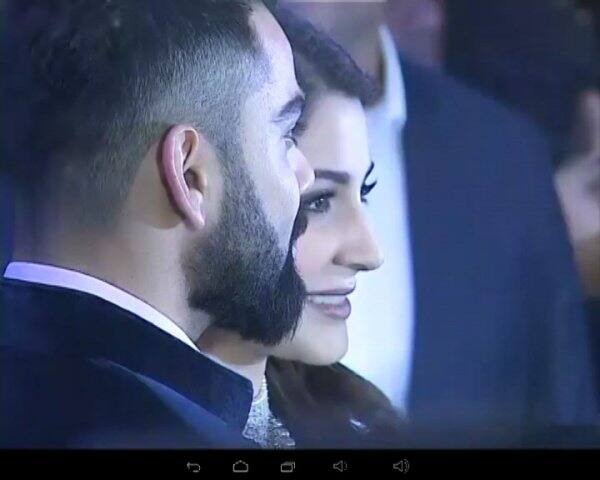 হোটেলের বাইরে মিডিয়ার জন্য পোজ দেন বিরুষ্কা।