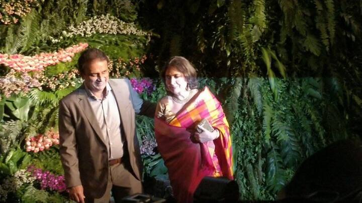 সস্ত্রীক উপস্থিত হলেন সুনীল গাওস্কর।