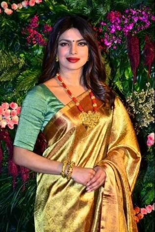 মুম্বইয়ে গতকাল বিরাট কোহলি ও অনুষ্কা শর্মার রিসেপশনে শাড়ি পরে যান প্রিয়ঙ্কা