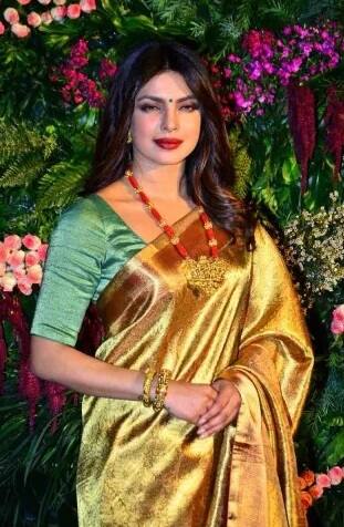 সোনালী শাড়িতে প্রিয়ঙ্কাকে অসাধারণ সুন্দরী লাগছিল