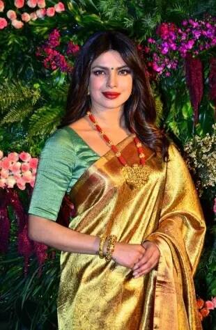 প্রিয়ঙ্কা পৌঁছতেই সবার নজর তাঁর উপর পড়ে। চিত্রগ্রাহকরা একের পর এক ছবি তুলতে শুরু করেন