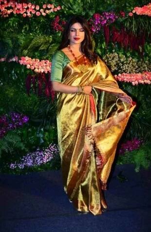 সুন্দরী প্রিয়ঙ্কাকে একঝলক দেখার সুযোগ কেউই ছাড়তে চাইছিলেন না