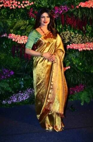 বলিউডের পাশাপাশি মার্কিন যুক্তরাষ্ট্রেও অভিনয়ে সাফল্য পাওয়া প্রিয়ঙ্কা শাড়ি পরে বুঝিয়ে দিলেন, তিনি দেশের রীতি ভোলেননি