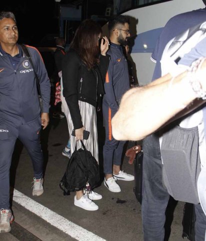 বিয়ে শেষ, রিসেপশনও, ভারতীয় দলের সঙ্গে দক্ষিণ আফ্রিকা সফরে গেলেন সদ্য বিবাহিত বিরাট-অনুষ্কা