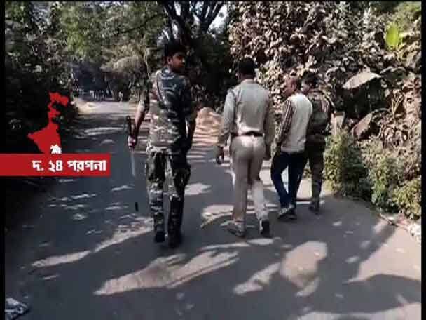 পরিস্থিতি নিয়ন্ত্রণে আনতে ঘটনাস্থলে রয়েছে বিশাল পুলিশ বাহিনী