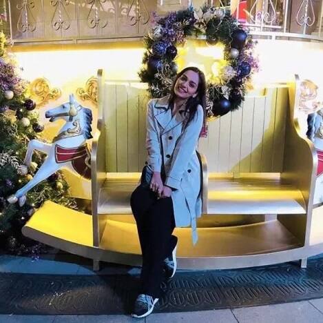 মেধার সঙ্গে সৌন্দর্যের এই মেলবন্ধন বড় একটা দেখা যায় না। কিন্তু মানুষীর মধ্যে সেই বিরল প্রতিভা আছে