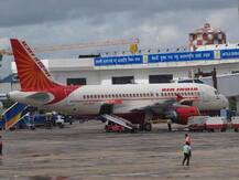 কলকাতা বিমান বন্দরে মায়ের কোল থেকে ছিটকে এসক্যালেটরে পড়ে মৃত্যু শিশুর