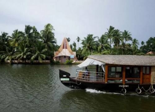 কেরলের সমুদ্রতীরে বা ব্যাকওয়াটারে হাউসবোটে নববর্ষের পার্টি করাই যায়। নববর্ষ পালনের জন্য এরকম আকর্ষণীয় জায়গা খুব কমই আছে